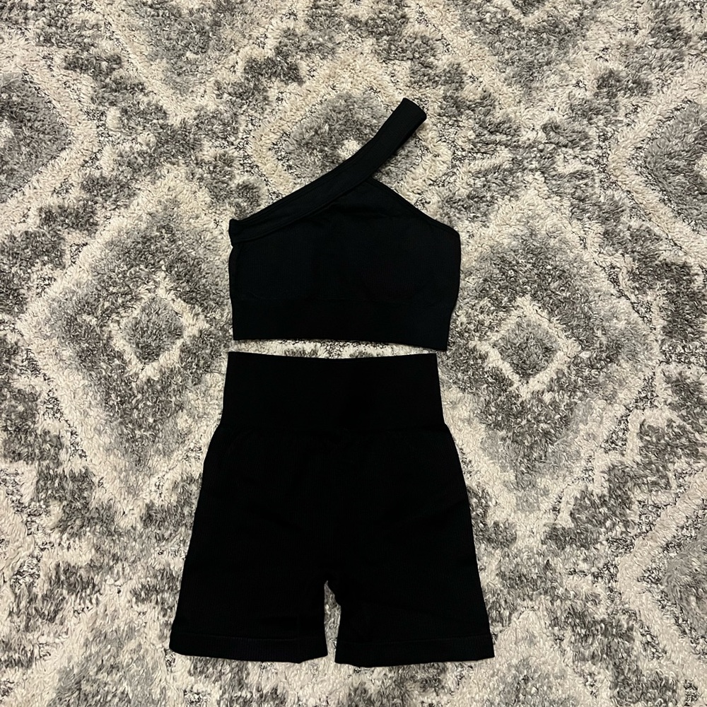 Amazon Black One-Shoulder Sports Bra Set